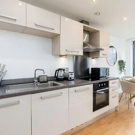 Exclusive - Free Parking -wifi Netflix- Juliet Balcony -fully Equipped For Extended Leeds (West Yorkshire)