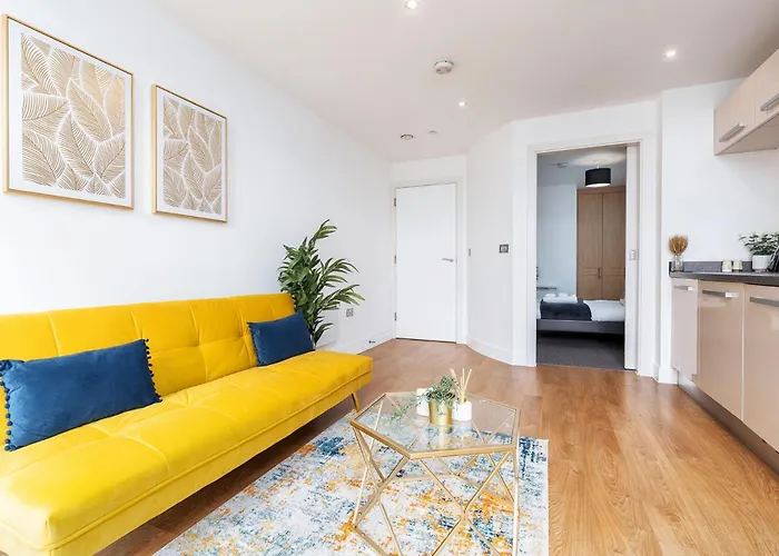 Exclusive - Free Parking -wifi Netflix- Juliet Balcony -fully Equipped For Extended Апартаменти Лідс