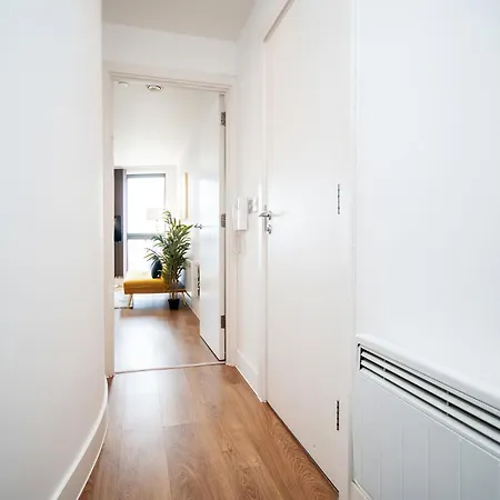 Апартаменти Exclusive - Free Parking -wifi Netflix- Juliet Balcony -fully Equipped For Extended Лідс